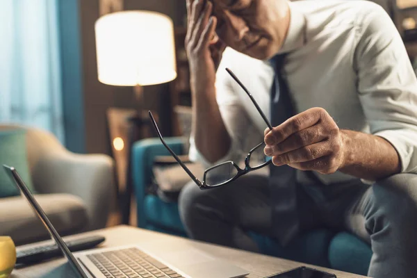 Geschäftsmann Der Von Hause Aus Mit Seinem Laptop Arbeitet Und — Stockfoto