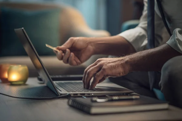 Geschäftsmann Mit Kreditkarte Online Erledigt Online Einkäufe Und Nutzt Bankdienstleistungen — Stockfoto