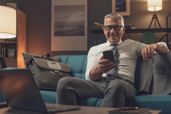 Empresário Corporativo Relaxando Sofá Casa Ele Está Sorrindo Conectando Line — Fotografia de Stock