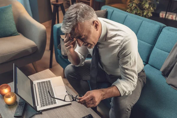 Utmattad Affärsman Arbetar Hemifrån Sent Natten Och Har Dålig Huvudvärk — Stockfoto