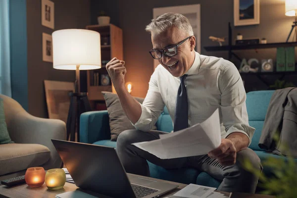 Hombre Negocios Alegre Trabajando Desde Casa Celebrando Éxito Está Revisando — Foto de Stock