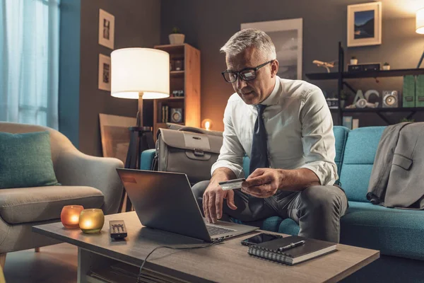 Zelfverzekerde Zakenman Zit Bank Thuis Met Behulp Van Zijn Credit — Stockfoto