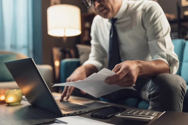 Empresário Corporativo Trabalhando Casa Ele Está Conectando Com Seu Laptop — Fotografia de Stock