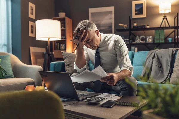 Erschöpfter Geschäftsmann Arbeitet Spät Der Nacht Von Hause Aus Und — Stockfoto