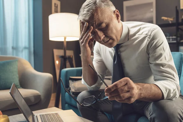 Zakenman Werken Vanuit Huis Met Zijn Laptop Zich Uitgeput Voelen — Stockfoto