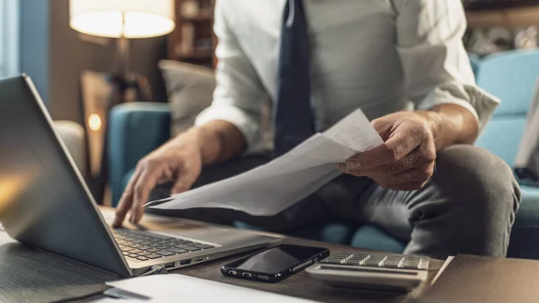 Empresário Corporativo Trabalhando Casa Ele Está Conectando Com Seu Laptop — Fotografia de Stock