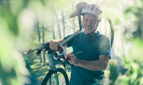 Ευτυχισμένος Ώριμος Άντρας Που Γυμνάζεται Έξω Κάνει Ποδήλατο Ένα Δάσος — Φωτογραφία Αρχείου