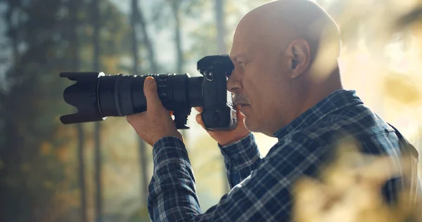 专业野生动物摄影师在森林里用数码相机拍摄 — 图库照片