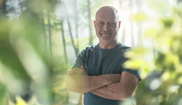 Gelukkig Volwassen Man Wandelen Buiten Het Bos Gezonde Levensstijl Concept — Stockfoto