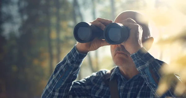 Tourisme Explorant Une Forêt Utilisant Des Jumelles Professionnelles — Photo