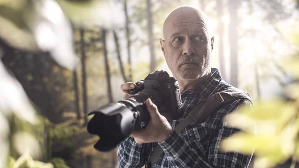 Fotograf Przyrody Badający Las Robiący Zdjęcia Swoim Profesjonalnym Aparatem — Zdjęcie stockowe