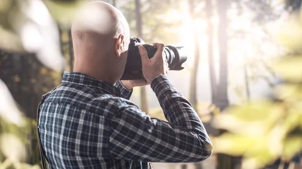 Fotógrafo Vida Selvagem Profissional Atirando Uma Floresta Com Uma Câmera — Fotografia de Stock