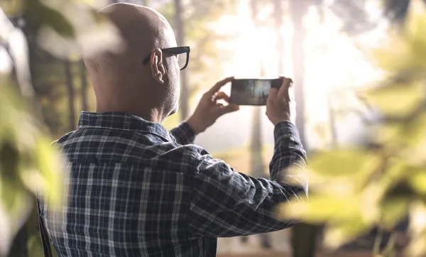 Hombre Caminando Bosque Tomando Fotos Usando Teléfono Inteligente —  Fotos de Stock