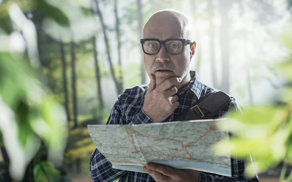 Turista Mediana Edad Explorando Bosque Está Perdido Está Revisando Mapa — Foto de Stock