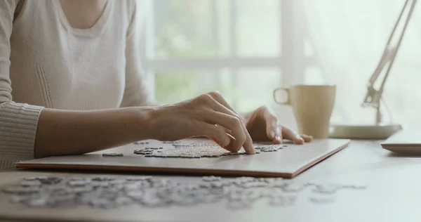 Mujer Joven Sentada Escritorio Componiendo Concepto Rompecabezas Ocio Juegos —  Fotos de Stock