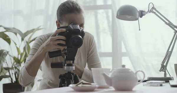 Professionell Fotograf Arbetar Hemifrån Hon Tar Bilder Dukning Med Tekanna — Stockfoto