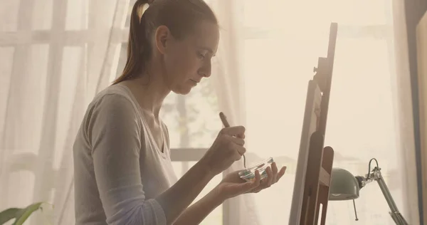 Artista Femenina Trabajando Taller Está Pintando Sobre Lienzo Usando Una — Foto de Stock