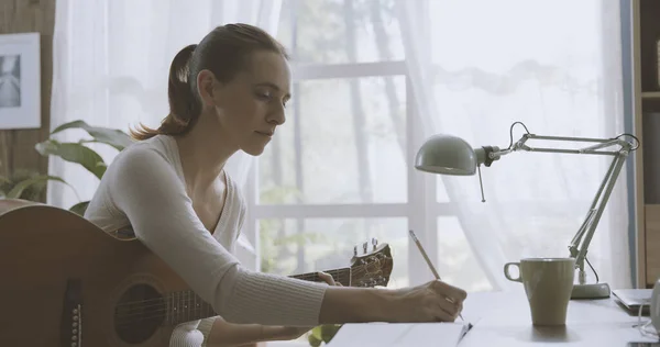 Jeune Femme Assise Bureau Maison Elle Joue Guitare Écrit Une — Photo