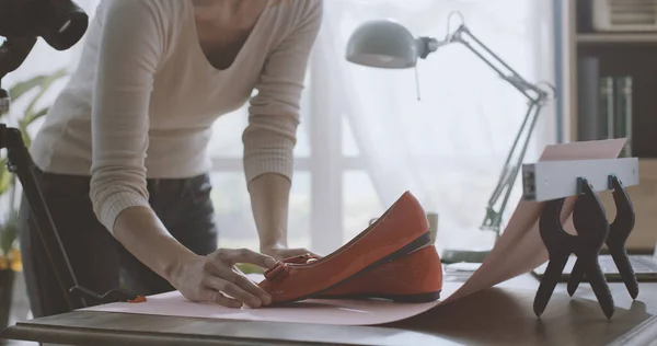 Professionele Fotografe Werkt Vanuit Huis Plaatst Een Paar Schoenen Achtergrond — Stockfoto