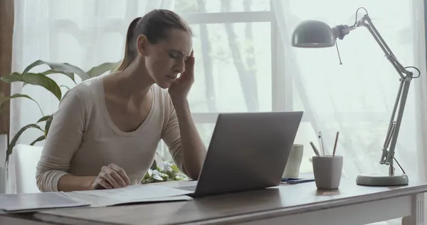 Erschöpfte Frau Sitzt Schreibtisch Und Arbeitet Sie Ist Müde Und — Stockfoto