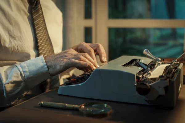 Oldtimer Journalist Büro Sitzt Schreibtisch Und Tippt Auf Einer Schreibmaschine — Stockfoto