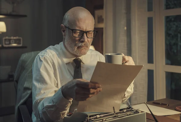 Escritor Creativo Profesional Revisando Trabajo Tomando Café Está Escribiendo Una — Foto de Stock