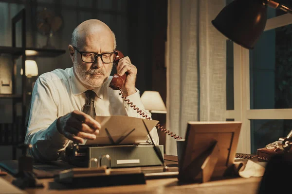 Vintage Επιχειρηματίας Στυλ Κάθεται Στο Γραφείο Και Έχει Ένα Τηλεφώνημα — Φωτογραφία Αρχείου
