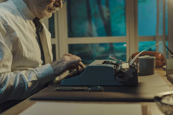 Oldtimer Journalist Büro Sitzt Schreibtisch Und Tippt Auf Einer Schreibmaschine — Stockfoto