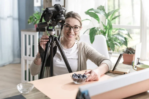 Joven Fotógrafa Preparando Comida Para Rodaje Ella Está Trabajando Desde — Foto de Stock