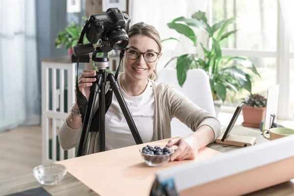 Mladá Fotografka Připravuje Jídlo Natáčení Pracuje Domova — Stock fotografie