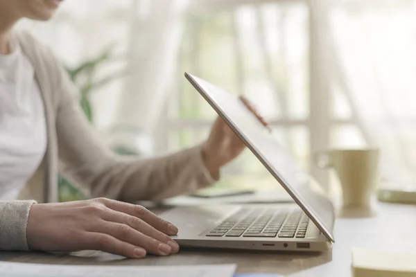 Kvinnan Sitter Vid Skrivbordet Och Arbetar Hemifrån Hon Lyfter Laptop — Stockfoto