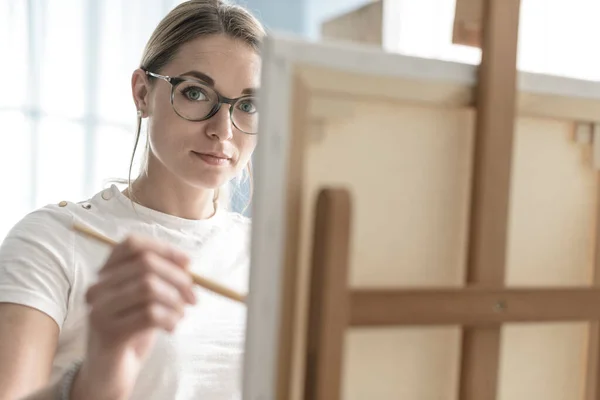 Jovem Com Óculos Pintando Sobre Tela Estúdio — Fotografia de Stock