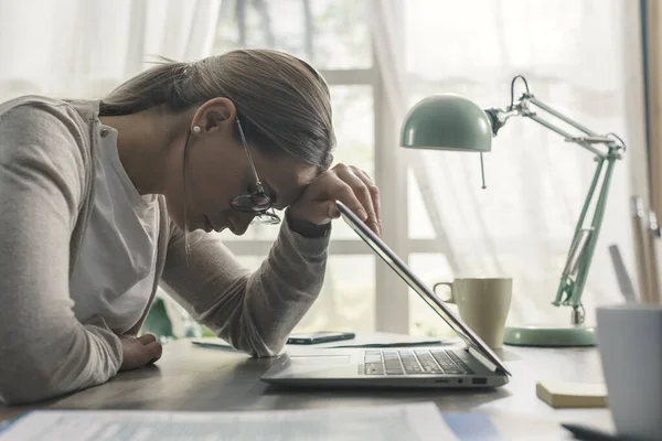 Depressziós Kimerült Fiatal Asztalnál Támaszkodik Laptop Boldogtalan Fáradt — Stock Fotó