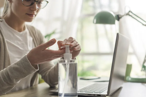 Mladá Žena Sedí Stolem Aplikuje Dezinfekci Ruce Coronavirus Covid Prevence — Stock fotografie