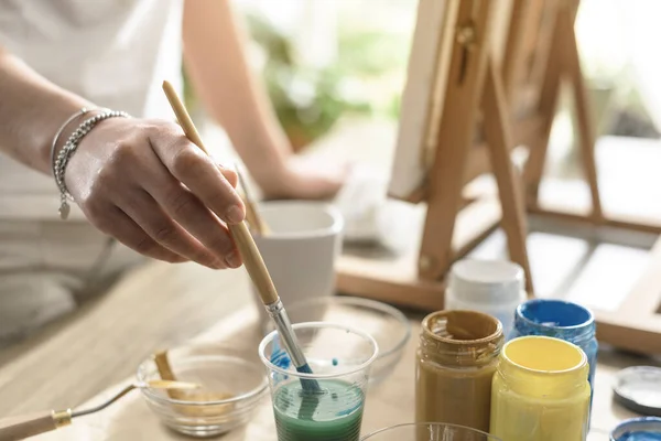 Kreative Malerin Atelier Sie Taucht Den Pinsel Ein Glas — Stockfoto