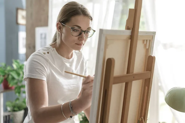 Jovem Mulher Confiante Pintura Sobre Tela Seu Estúdio Criatividade Conceito — Fotografia de Stock