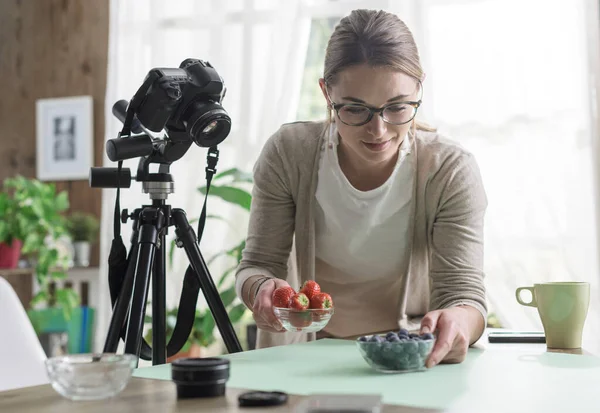 撮影のために食べ物を準備している若い女性写真家 彼女は自宅から働いています — ストック写真