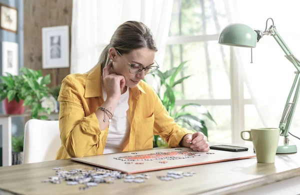 Žena Sedí Stolu Doma Řeší Puzzle Volný Čas Hry Koncept — Stock fotografie