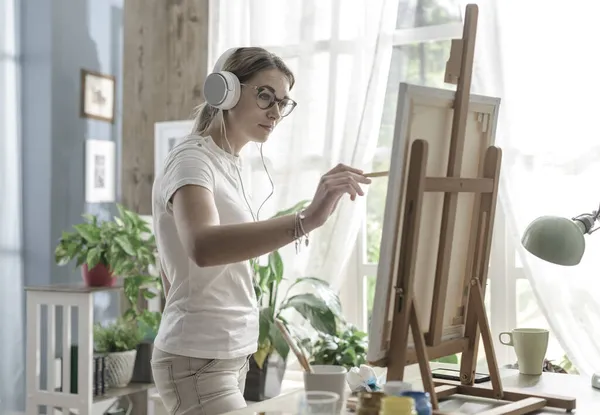 Mulher Ouvindo Música Pintura Tela Estúdio Criatividade Conceito Lazer — Fotografia de Stock