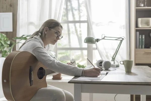 Młoda Kreatywna Kobieta Gra Gitarze Domu Komponuje Muzykę — Zdjęcie stockowe