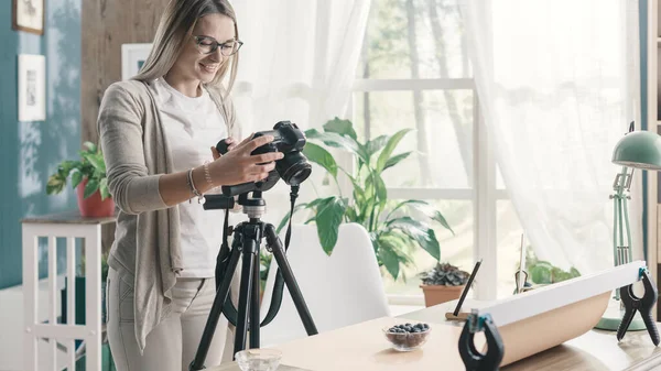 Genç profesyonel fotoğrafçı evde çekim yapıyor, yemek fotoğrafları çekiyor.