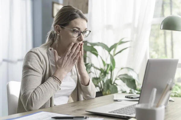 Femeia Panicată Stresată Primește Vești Proaste Online Uită Ecranul Laptopului — Fotografie, imagine de stoc