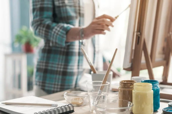 Jovem Artista Feminina Trabalhando Atelier Ela Está Pintando Tela Usando — Fotografia de Stock