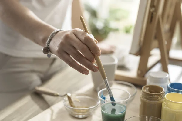 Pintura Mulher Criativa Atelier Ela Está Mergulhando Pincel Copo — Fotografia de Stock