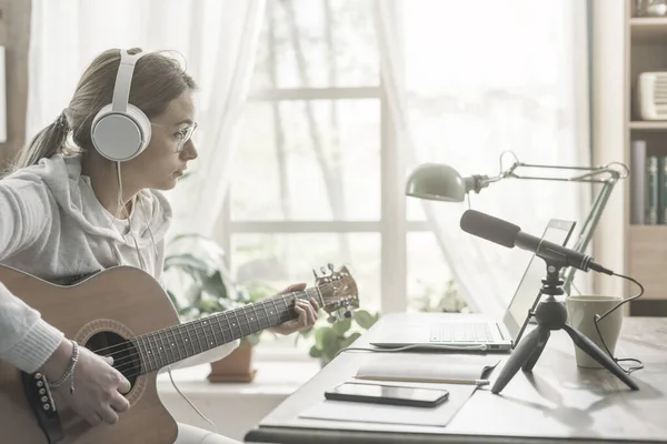 Femeia Cântă Chitară Își Înregistrează Muzica Acasă Își Folosește Laptopul — Fotografie, imagine de stoc