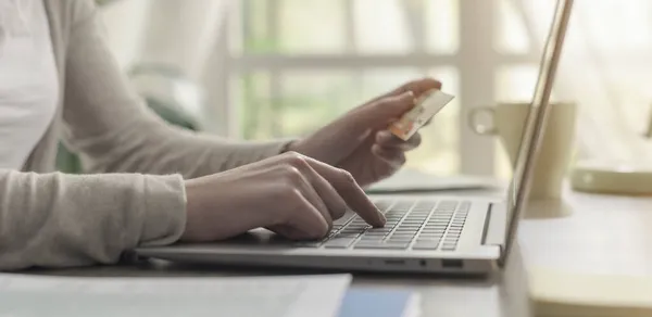 Vrouw Doet Online Winkelen Thuis Met Haar Creditcard Laptop — Stockfoto