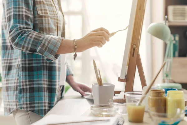 Jovem Artista Feminina Trabalhando Atelier Ela Está Pintando Tela Usando — Fotografia de Stock