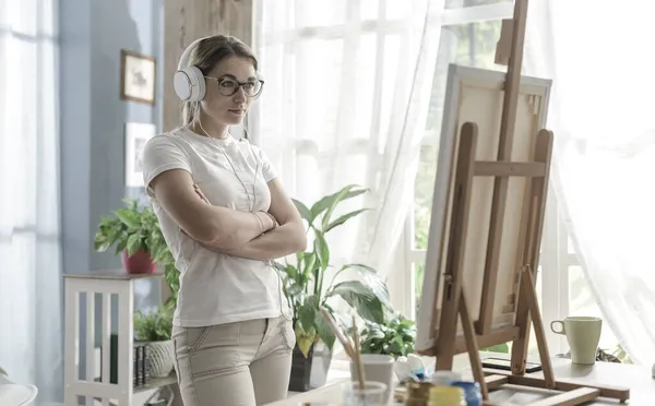 Mujer Creativa Joven Con Auriculares Mirando Pintura Taller —  Fotos de Stock