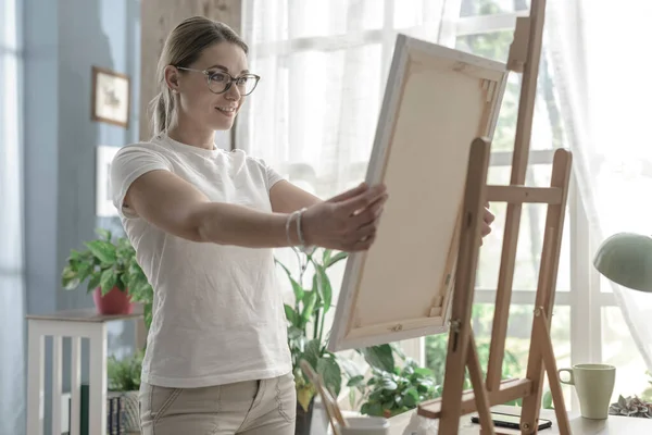 Glücklich Lächelnde Frau Malatelier Sie Hält Ihr Fertiges Kunstwerk Der — Stockfoto