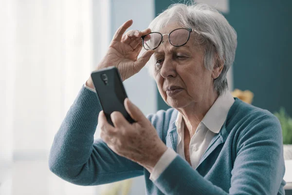 Starsza Kobieta Problemy Widzeniem Nie Może Czytać Wiadomości Swoim Smartfonie — Zdjęcie stockowe